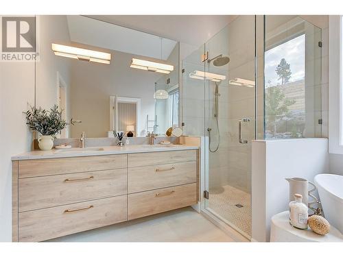 761 Barnaby Road, Kelowna, BC - Indoor Photo Showing Bathroom