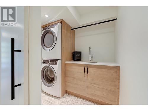 761 Barnaby Road, Kelowna, BC - Indoor Photo Showing Laundry Room