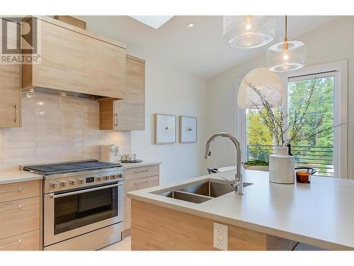 761 Barnaby Road, Kelowna, BC - Indoor Photo Showing Kitchen With Double Sink With Upgraded Kitchen