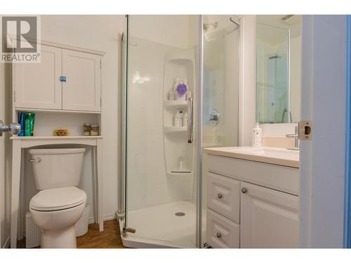 110 Cedar  Avenue, Fruitvale, BC - Indoor Photo Showing Bathroom