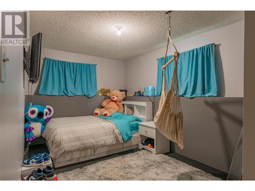 110 Cedar  Avenue, Fruitvale, BC - Indoor Photo Showing Bedroom