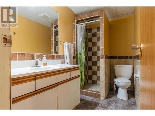 110 Cedar  Avenue, Fruitvale, BC - Indoor Photo Showing Bathroom