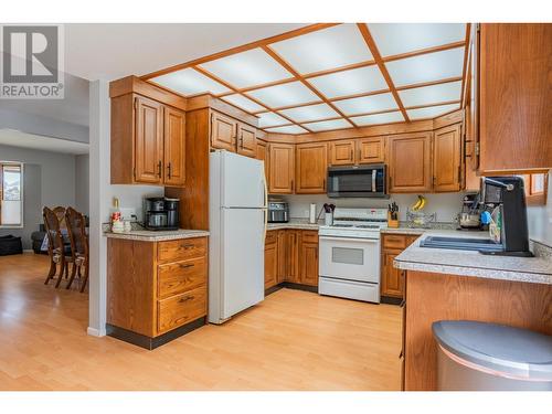 110 Cedar  Avenue, Fruitvale, BC - Indoor Photo Showing Kitchen