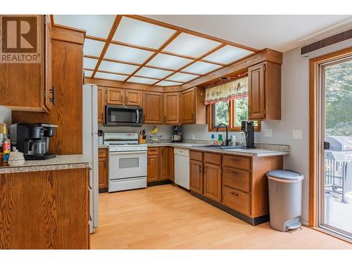 110 Cedar  Avenue, Fruitvale, BC - Indoor Photo Showing Kitchen