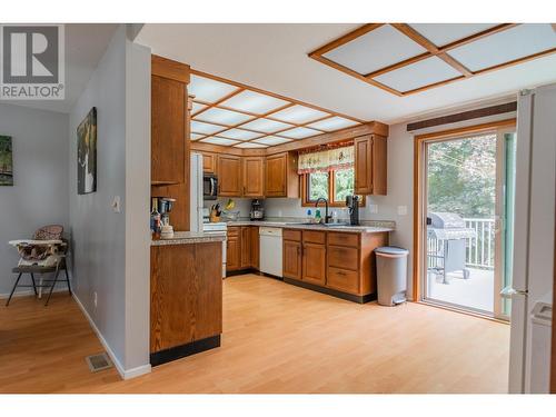 110 Cedar  Avenue, Fruitvale, BC - Indoor Photo Showing Kitchen