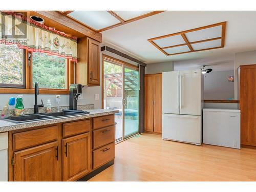 110 Cedar  Avenue, Fruitvale, BC - Indoor Photo Showing Kitchen With Double Sink