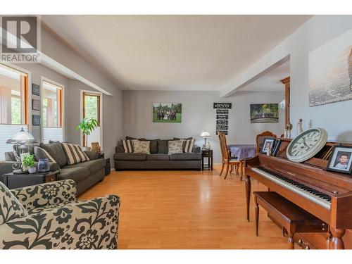 110 Cedar  Avenue, Fruitvale, BC - Indoor Photo Showing Living Room