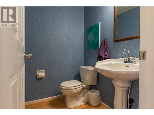 110 Cedar  Avenue, Fruitvale, BC - Indoor Photo Showing Bathroom