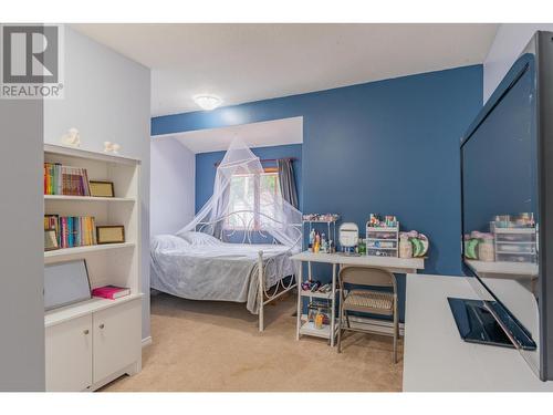 110 Cedar  Avenue, Fruitvale, BC - Indoor Photo Showing Bedroom