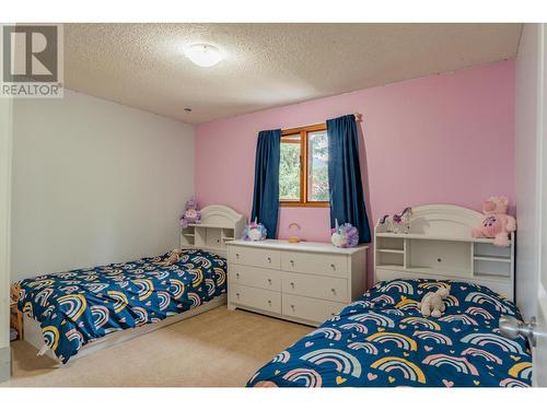 110 Cedar  Avenue, Fruitvale, BC - Indoor Photo Showing Bedroom