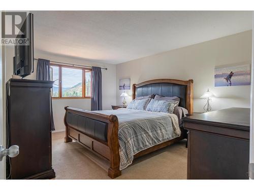 110 Cedar  Avenue, Fruitvale, BC - Indoor Photo Showing Bedroom