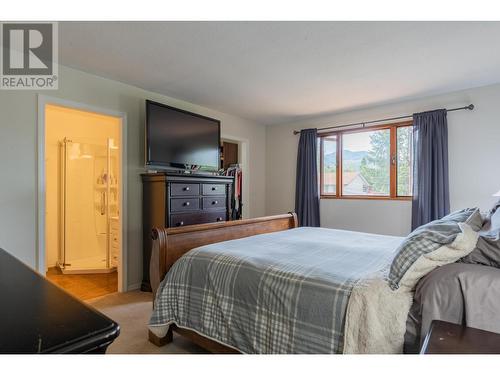 110 Cedar  Avenue, Fruitvale, BC - Indoor Photo Showing Bedroom