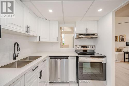 408 - 100 Bronte Road, Oakville, ON - Indoor Photo Showing Kitchen With Double Sink With Upgraded Kitchen