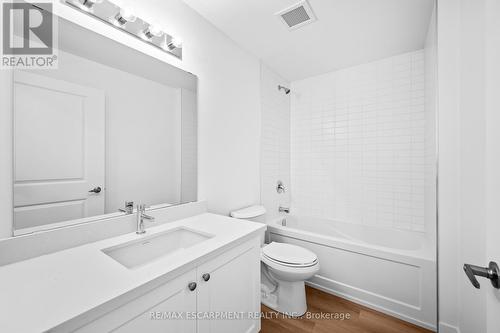 513 - 470 Dundas Street E, Hamilton, ON - Indoor Photo Showing Bathroom