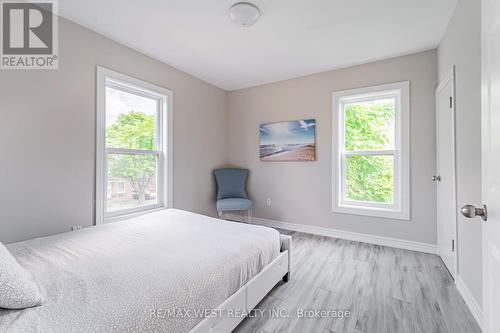 4661 Homewood Avenue, Niagara Falls, ON - Indoor Photo Showing Bedroom