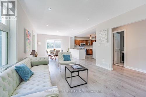 4661 Homewood Avenue, Niagara Falls, ON - Indoor Photo Showing Living Room