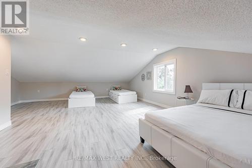 4661 Homewood Avenue, Niagara Falls, ON - Indoor Photo Showing Bedroom