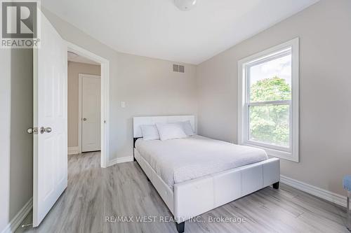 4661 Homewood Avenue, Niagara Falls, ON - Indoor Photo Showing Bedroom