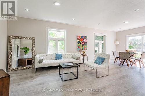 4661 Homewood Avenue, Niagara Falls, ON - Indoor Photo Showing Living Room