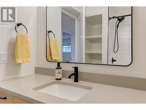 759 Barnaby Road, Kelowna, BC - Indoor Photo Showing Bathroom