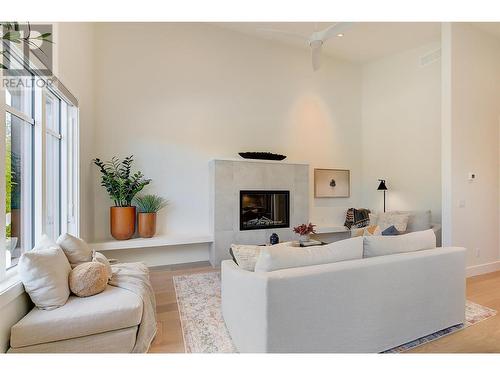 759 Barnaby Road, Kelowna, BC - Indoor Photo Showing Living Room With Fireplace