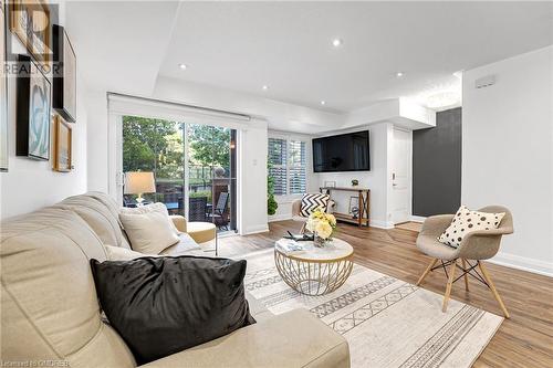 2579 Sixth Line, Oakville, ON - Indoor Photo Showing Living Room