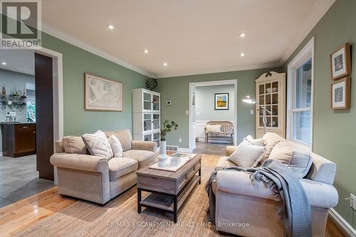 33 Cumminsville Drive, Hamilton, ON - Indoor Photo Showing Living Room