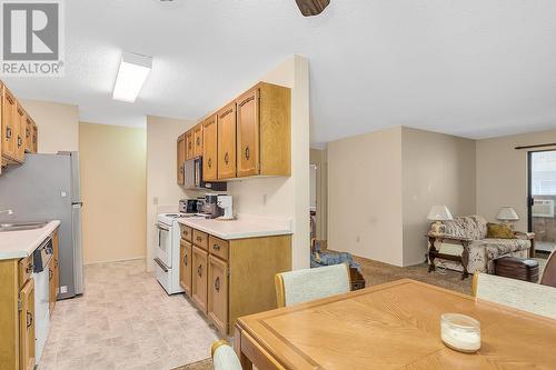 555 Rowcliffe Avenue Unit# 206, Kelowna, BC - Indoor Photo Showing Kitchen