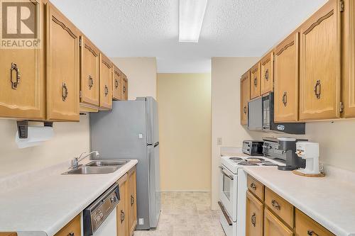 555 Rowcliffe Avenue Unit# 206, Kelowna, BC - Indoor Photo Showing Kitchen With Double Sink