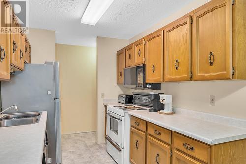 555 Rowcliffe Avenue Unit# 206, Kelowna, BC - Indoor Photo Showing Kitchen With Double Sink