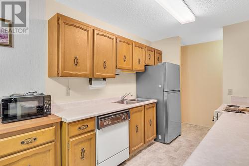 555 Rowcliffe Avenue Unit# 206, Kelowna, BC - Indoor Photo Showing Kitchen With Double Sink