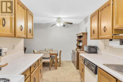 555 Rowcliffe Avenue Unit# 206, Kelowna, BC - Indoor Photo Showing Kitchen