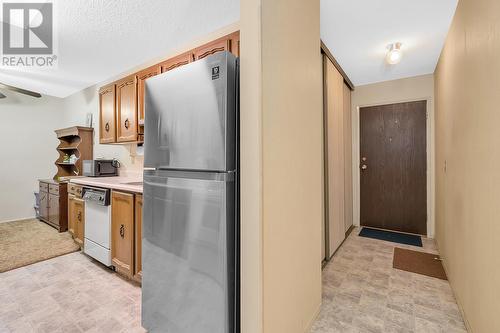 555 Rowcliffe Avenue Unit# 206, Kelowna, BC - Indoor Photo Showing Kitchen