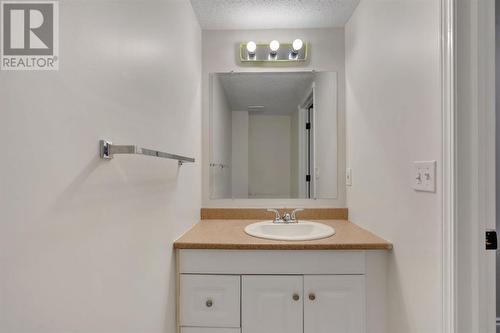 24 Tuscarora Place Nw, Calgary, AB - Indoor Photo Showing Bathroom