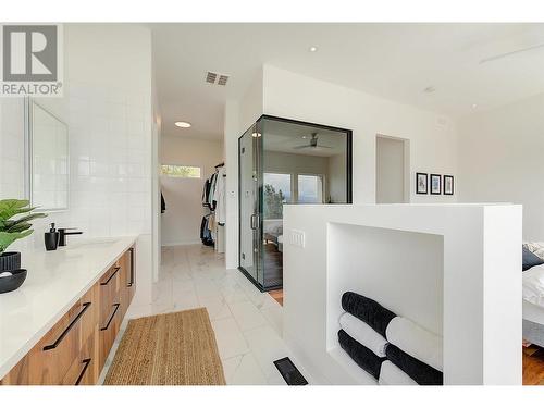 5843 Somerset Avenue, Peachland, BC - Indoor Photo Showing Kitchen