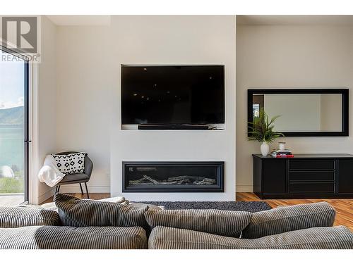 5843 Somerset Avenue, Peachland, BC - Indoor Photo Showing Living Room With Fireplace