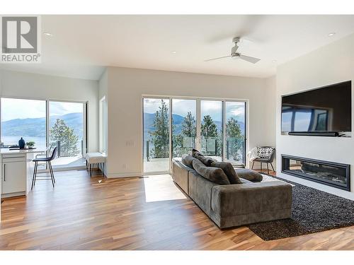 5843 Somerset Avenue, Peachland, BC - Indoor Photo Showing Living Room With Fireplace