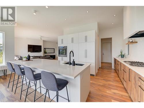 5843 Somerset Avenue, Peachland, BC - Indoor Photo Showing Kitchen With Upgraded Kitchen