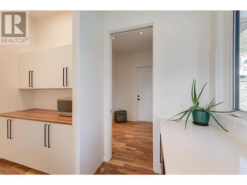 5843 Somerset Avenue, Peachland, BC - Indoor Photo Showing Kitchen