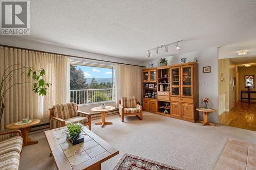 3620 Webber Road, West Kelowna, BC - Indoor Photo Showing Living Room