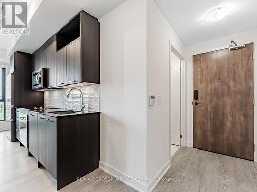 605 - 120 Eagle Rock Way, Vaughan, ON - Indoor Photo Showing Kitchen