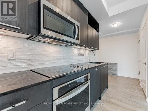 605 - 120 Eagle Rock Way, Vaughan, ON - Indoor Photo Showing Kitchen With Upgraded Kitchen