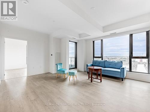 605 - 120 Eagle Rock Way, Vaughan, ON - Indoor Photo Showing Living Room