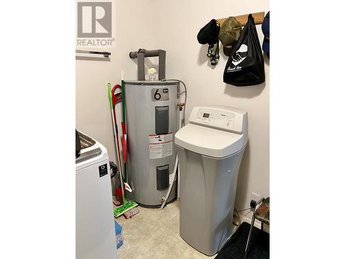 4837 Gloinnzun Drive, 108 Mile Ranch, BC - Indoor Photo Showing Laundry Room