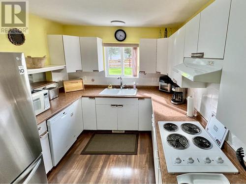 4837 Gloinnzun Drive, 108 Mile Ranch, BC - Indoor Photo Showing Kitchen