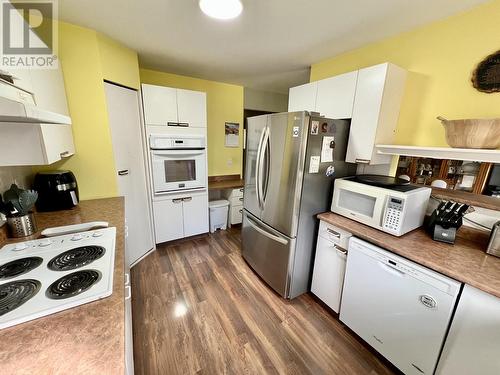 4837 Gloinnzun Drive, 108 Mile Ranch, BC - Indoor Photo Showing Kitchen