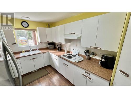 4837 Gloinnzun Drive, 108 Mile Ranch, BC - Indoor Photo Showing Kitchen