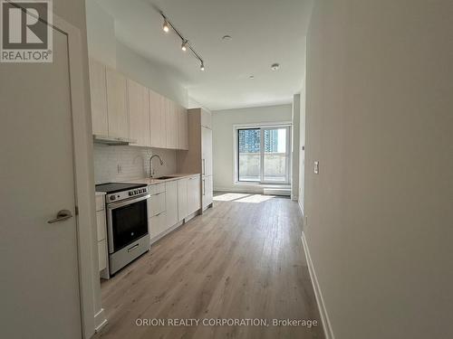 516 - 4130 Parkside Village Drive, Mississauga, ON - Indoor Photo Showing Kitchen