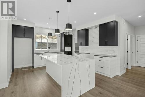 1083 Collinson Court, Kelowna, BC - Indoor Photo Showing Kitchen With Upgraded Kitchen