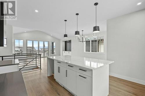 1083 Collinson Court, Kelowna, BC - Indoor Photo Showing Kitchen With Upgraded Kitchen